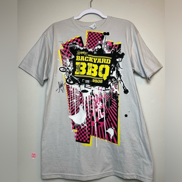 Journeys Backyard BBQ 2008 Grey Tee Signed Men Size M - Picture 1 of 8